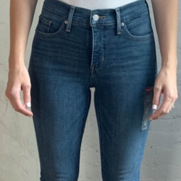 Women’s Levis (Jeans) - Picture 5 of 6